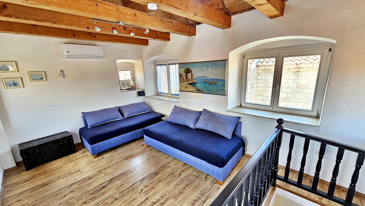 Casa in pietra ristrutturata nel centro storico di Trogir su 5 piani